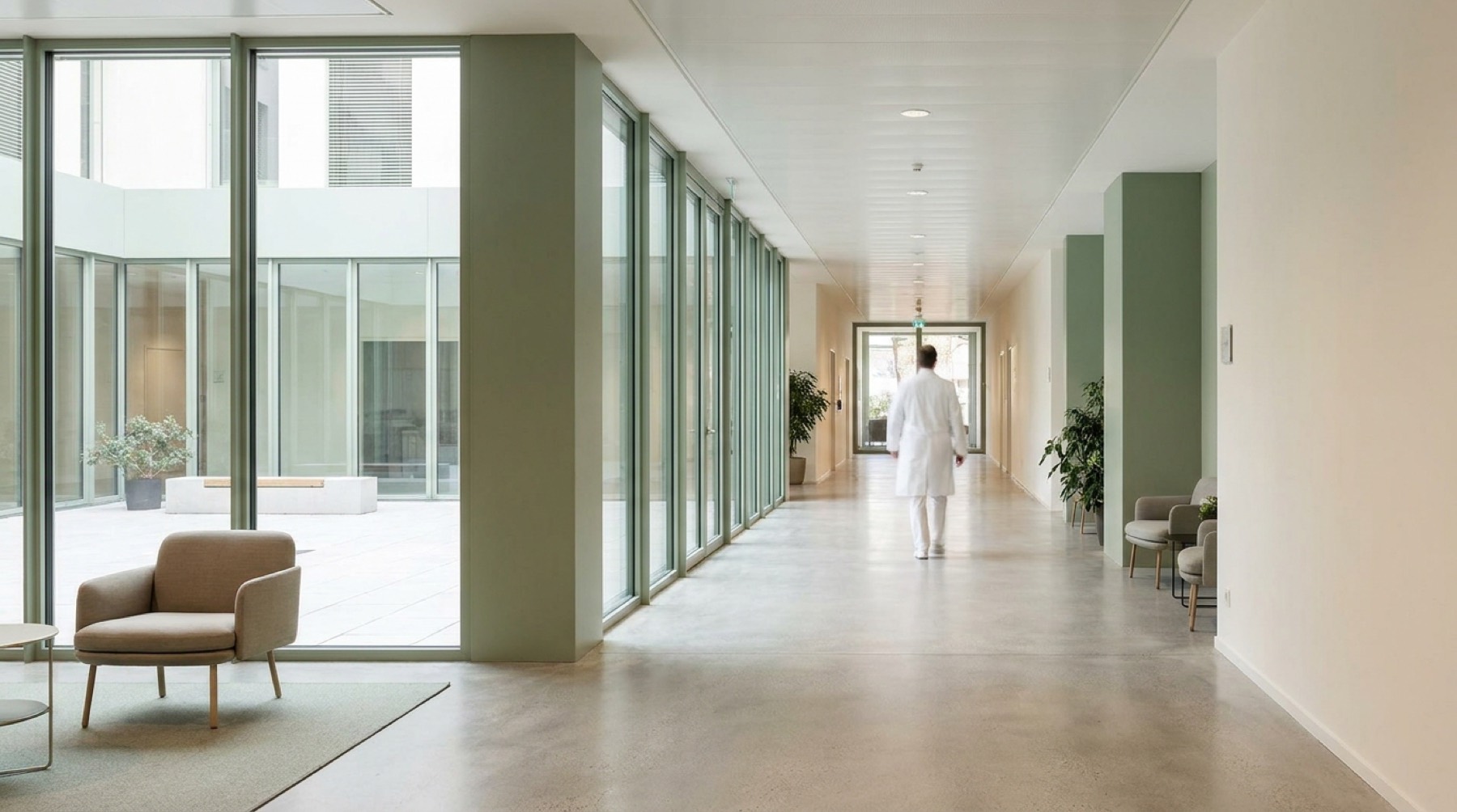 Heller Korridor eines Spitals mit Glasfront und Tageslicht (Demo-Bild)