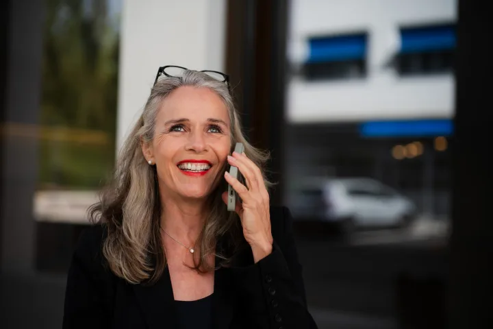 Monika Wiedemeijer lacht am Telefon