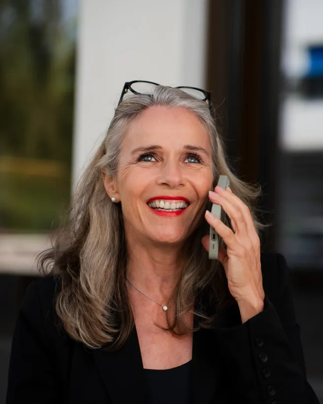 Monika Wiedemeijer, lachend am Telefon