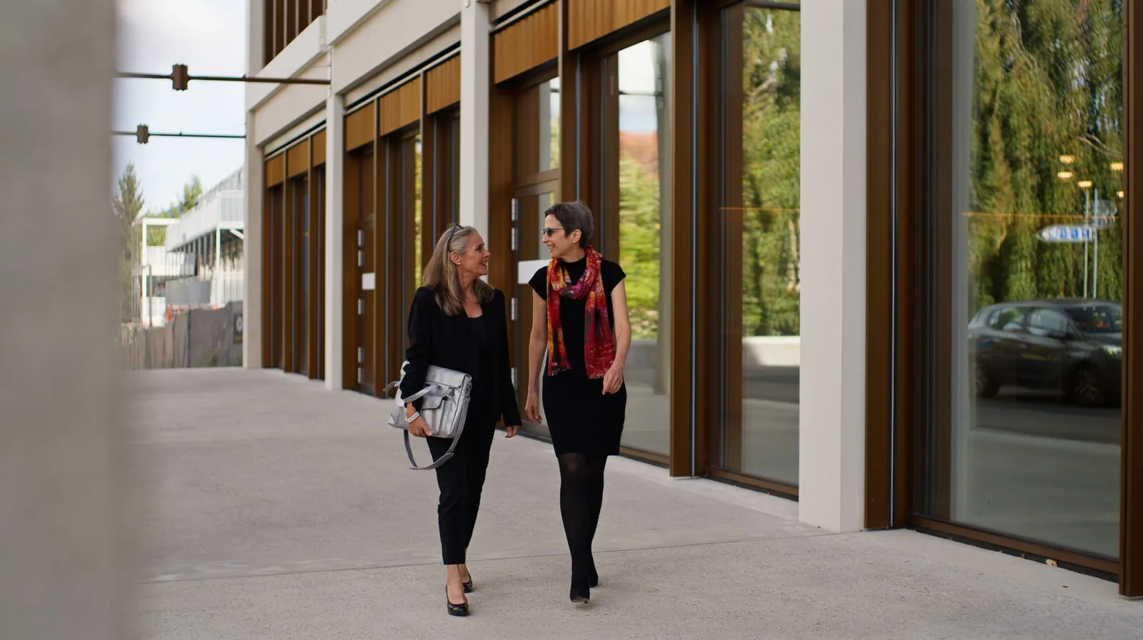 Monika Wiedemeijer und Annette Kindlimann unterwegs vor einem Spital